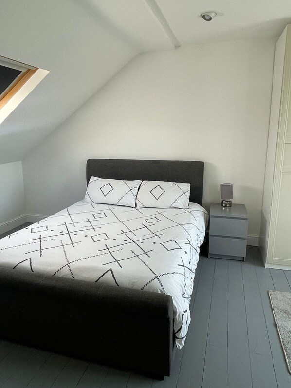 4 habitaciones, tabla de planchar con plancha y acceso a internet 