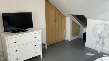 4 bedrooms, iron/ironing board, Internet, bed sheets