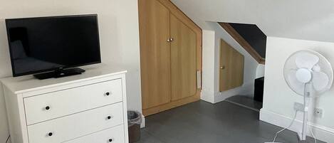 4 dormitorios, tabla de planchar con plancha, Internet y ropa de cama