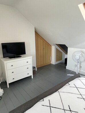 4 bedrooms, iron/ironing board, Internet, bed sheets