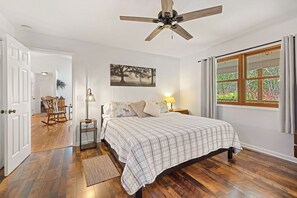 3 bedrooms, desk, free WiFi, bed sheets