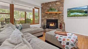 Smart-tv, een open haard en boeken