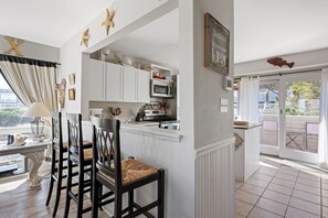 Fridge, microwave, oven, stovetop - BAY Views/Community Pool - 1 Port Lewes (Lewes)