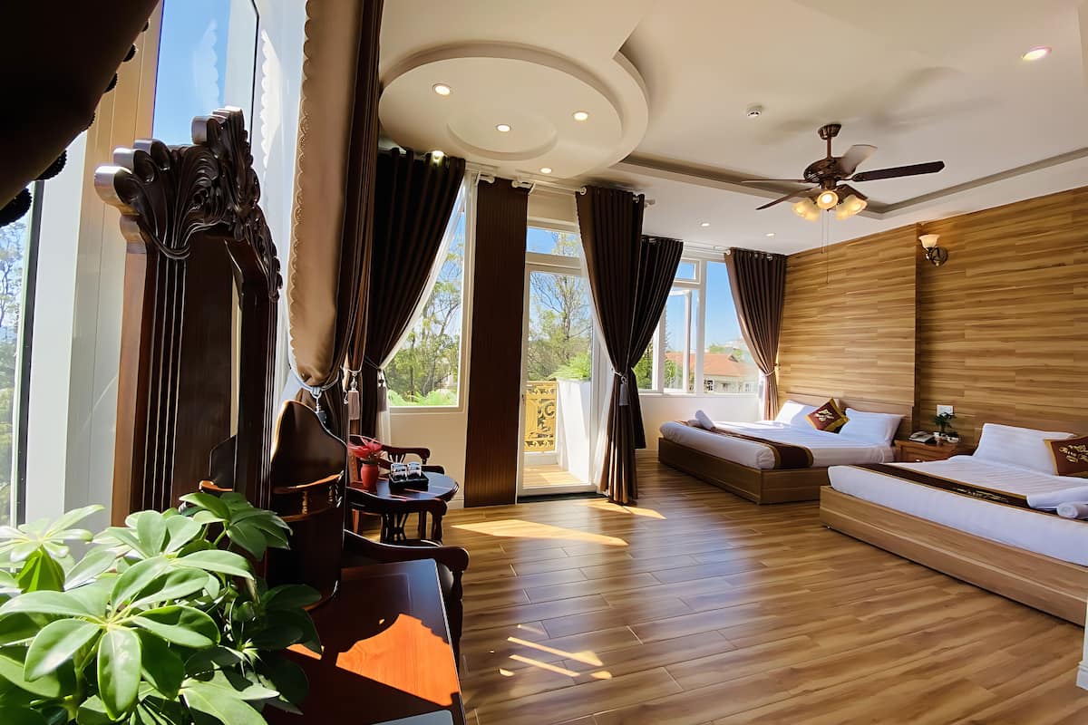 Chambre Supérieure, balcon, vue ville | Rideaux occultants, fer et planche à repasser, Wi-Fi gratuit