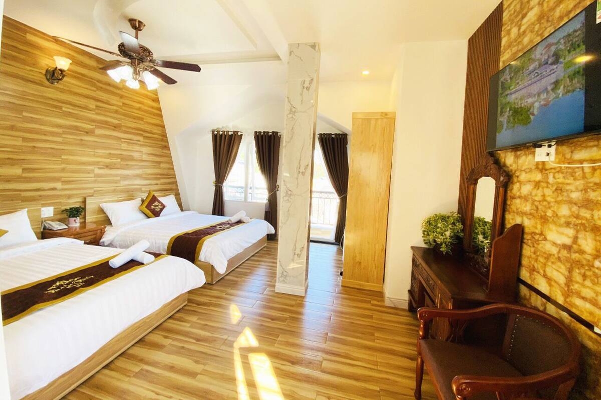 Quarto casal luxo, sacada, vista para a cidade | Cortinas blackout, ferros/tábuas de passar roupa, Wi-Fi de cortesia