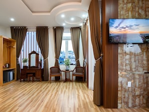 Quarto superior, sacada, vista para a cidade | Cortinas blackout, ferros/tábuas de passar roupa, Wi-Fi de cortesia