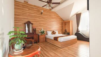 Habitación doble Deluxe, vista a la ciudad | Cortinas blackout, tabla de planchar con plancha y wifi gratis