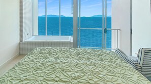 2 عدّة غرف نوم ومكواة/لوح كي وخدمة الإنترنت وملاءات أسرّة