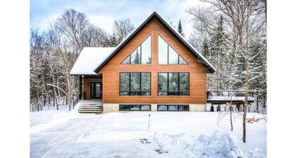 Modern Chalet 1.2KM to Tremblant's North Side!