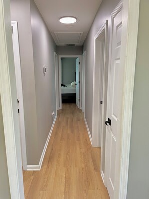 3 slaapkamers, een strijkplank/strijkijzer, wifi, beddengoed