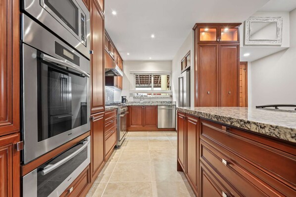 ثلاجة، ميكروويف، فرن، موقد طهي مسطح