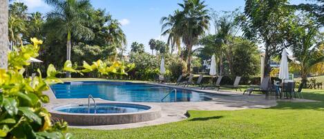 Utomhuspool och uppvärmd pool