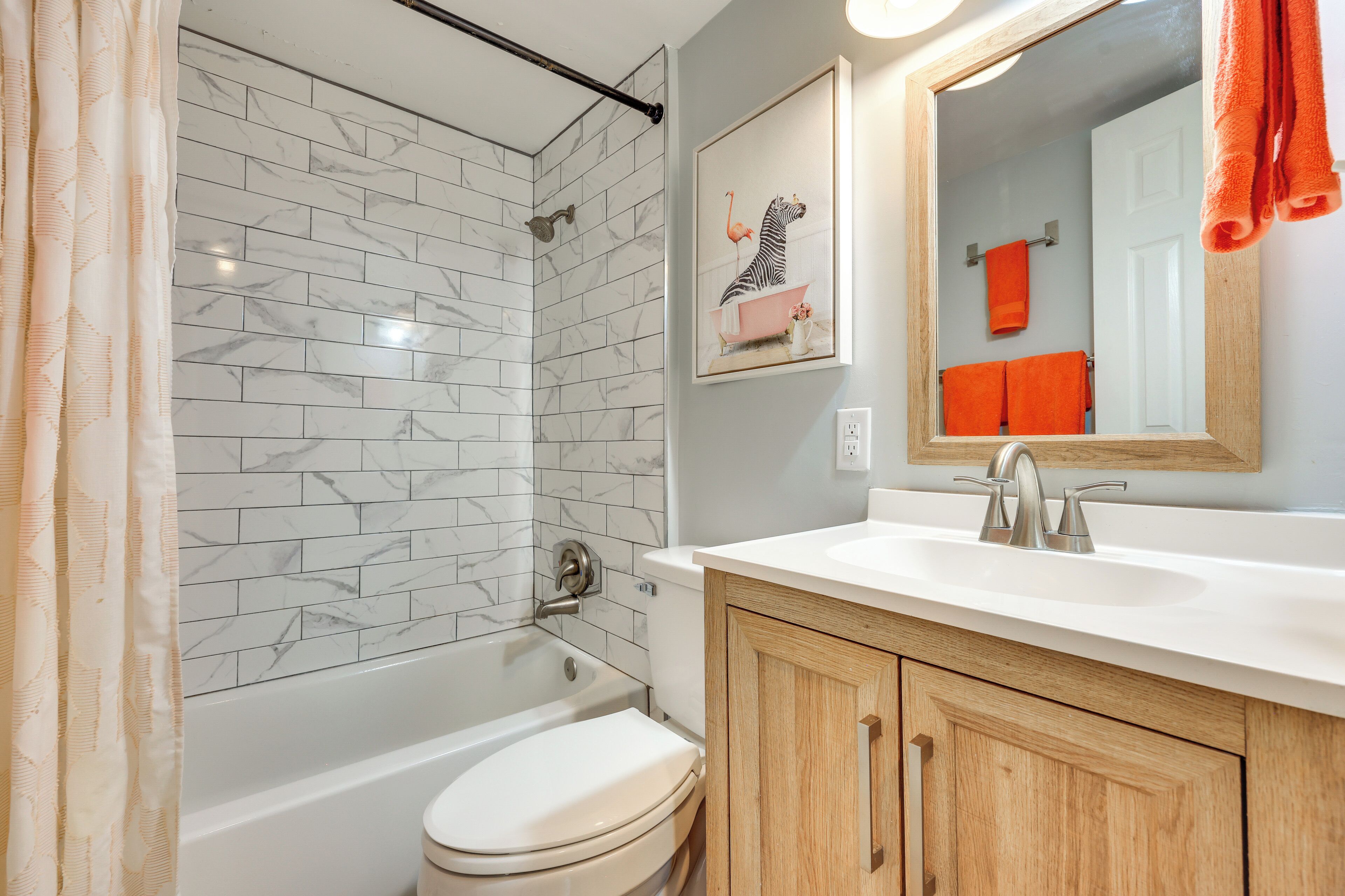 Une salle de bain avec douche, toilettes et lavabo.