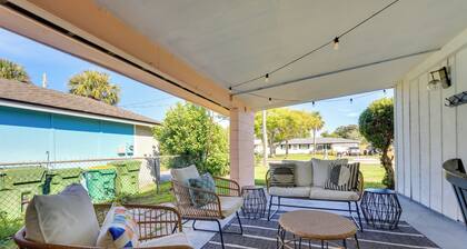 5 Blocks to Jax Beach: Getaway w/ Patio & Yard!