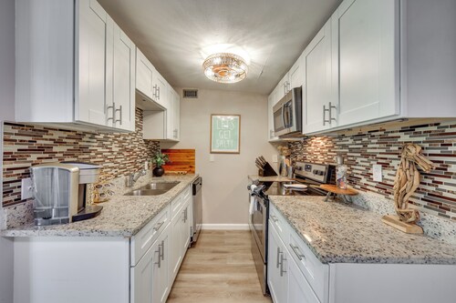 5 Blocks to Jax Beach: Getaway w/ Patio & Yard!