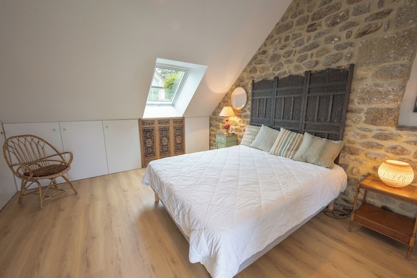 1 bedroom, travel cot, free WiFi, bed sheets