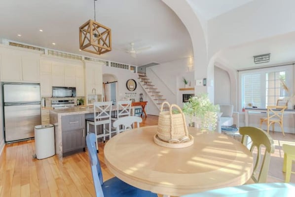 Dining - Chalet Aurora | Waterfront + spa + fireplace (Louiseville)