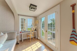 Living area - Chalet Aurora | Waterfront + spa + fireplace (Louiseville)