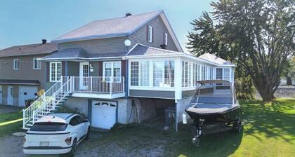 Chalet Aurora | Waterfront + spa + fireplace