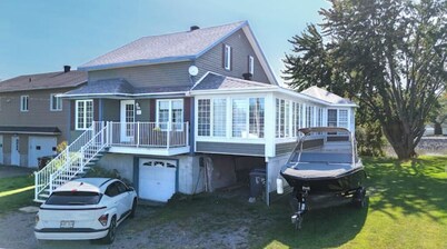 Chalet Aurora | Waterfront + spa + fireplace