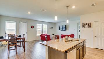 House (3 Bedrooms) | Interior