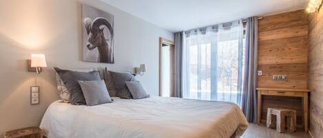 4 bedrooms, desk, iron/ironing board, travel crib