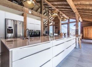 Réfrigérateur, four à micro-ondes, un four, surface de cuisson