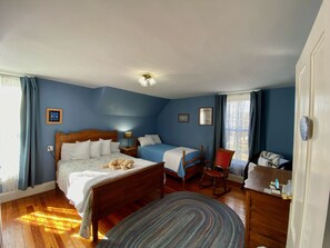 Basic Triple Room, Shared Bathroom (Blue) | Iron/ironing board, free WiFi - Wheelers Inn (Damascus)