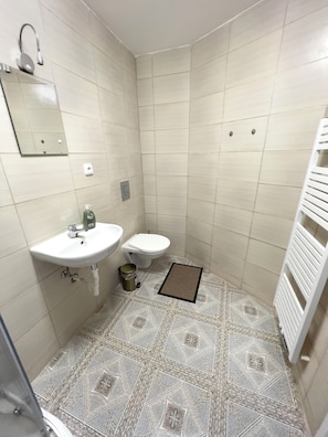 Dusche, Haartrockner, Handtücher, Seife