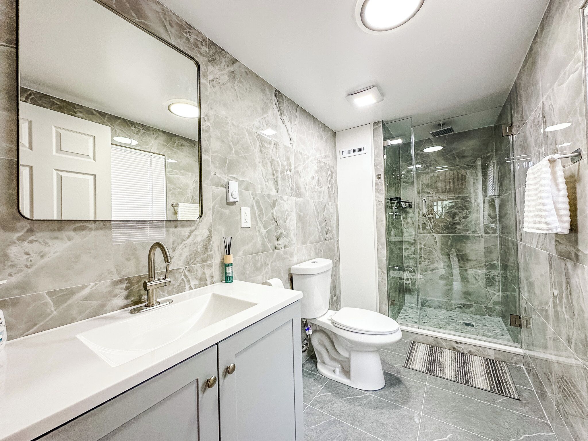 مجففات شعر، مناشف، صابون، ورق حمّام