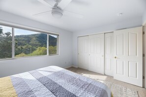 9 عدّة غرف نوم ومكواة/لوح كي وواي فاي وملاءات أسرّة