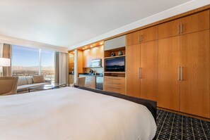 Työpöytä, silitysrauta/-lauta, ilmainen Wi-Fi, vuodevaatteet