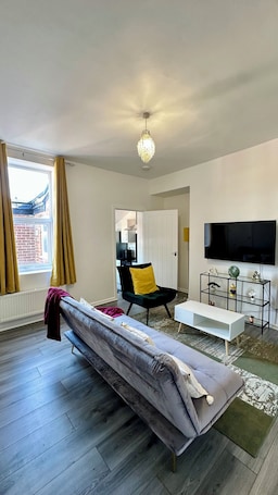 TV. 3Bed Property in jarrow city, Ideal for NHS, Contractors &Families.Free parking.