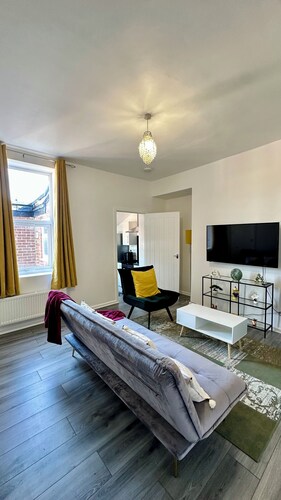 3Bed Property in jarrow city, Ideal for NHS, Contractors &Families.Free parking.