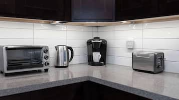 Coffee/tea maker, fridge, microwave, oven