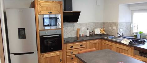 ثلاجة، ميكروويف، فرن، موقد طهي مسطح