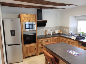 Fridge, microwave, oven, stovetop - Small country house with wood-burning stove, 20 minutes from beaches... (Brehand)