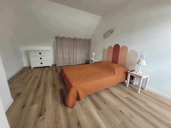 2 bedrooms, iron/ironing board, bed sheets