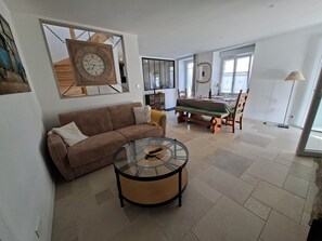 TV, fireplace - Small country house with wood-burning stove, 20 minutes from beaches... (Brehand)