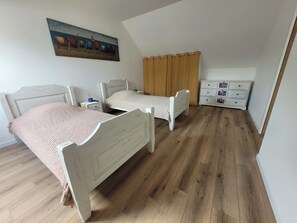 2 bedrooms, iron/ironing board, bed sheets - Small country house with wood-burning stove, 20 minutes from beaches... (Brehand)