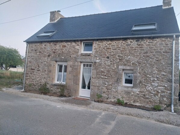 Exterior - Small country house with wood-burning stove, 20 minutes from beaches... (Brehand)