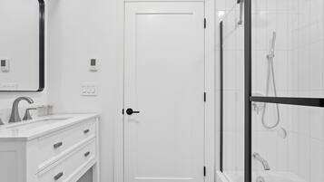 Dusj, hårføner og håndklær