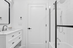 Een douche, een haardroger, handdoeken