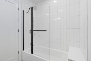 Douche, sèche-cheveux, serviettes fournies