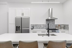 Geladeira, micro-ondas, fogão, cooktop