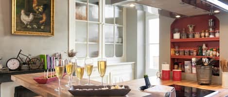 Kühlschrank, Mikrowelle, Ofen, Geschirrspüler