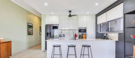 Refrigerador, microondas, horno y parrilla de estufa