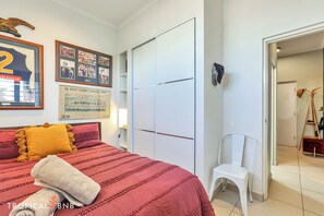 2 عدّة غرف نوم ومكواة/لوح كي وواي فاي مجانًا وملاءات أسرّة