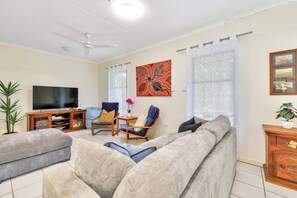 Smart TV, offices - Anula Homestead | Pet friendly yard by Tropical BNB (Anula)