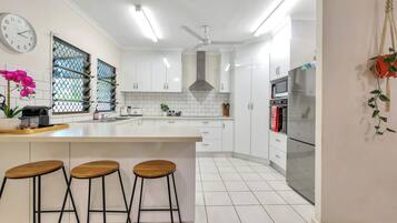 冰箱、微波炉、烤箱、炉灶